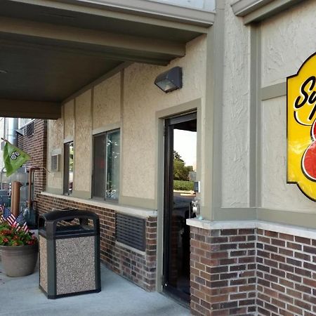 Super 8 By Wyndham Ottawa Starved Rock Hotell Exteriör bild