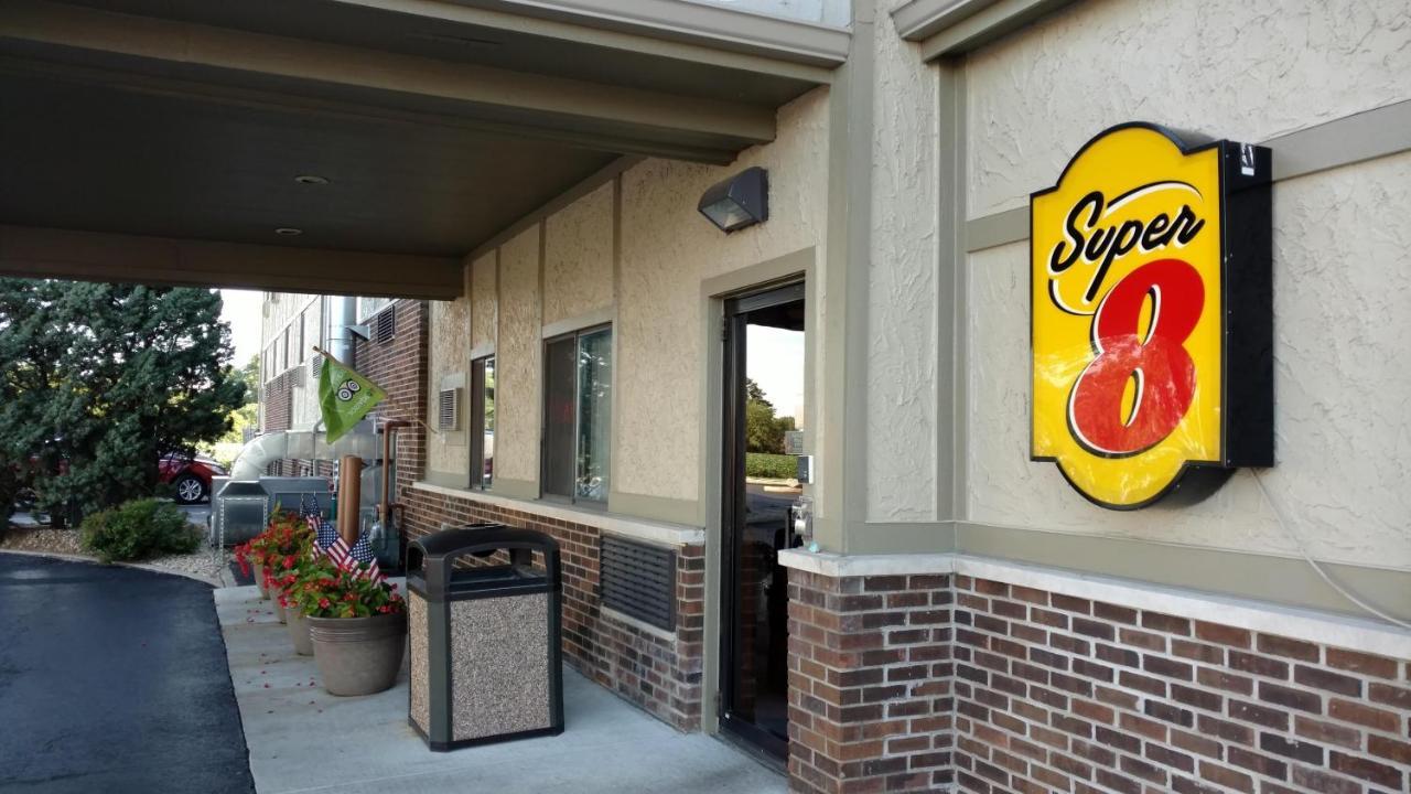 Super 8 By Wyndham Ottawa Starved Rock Hotell Exteriör bild