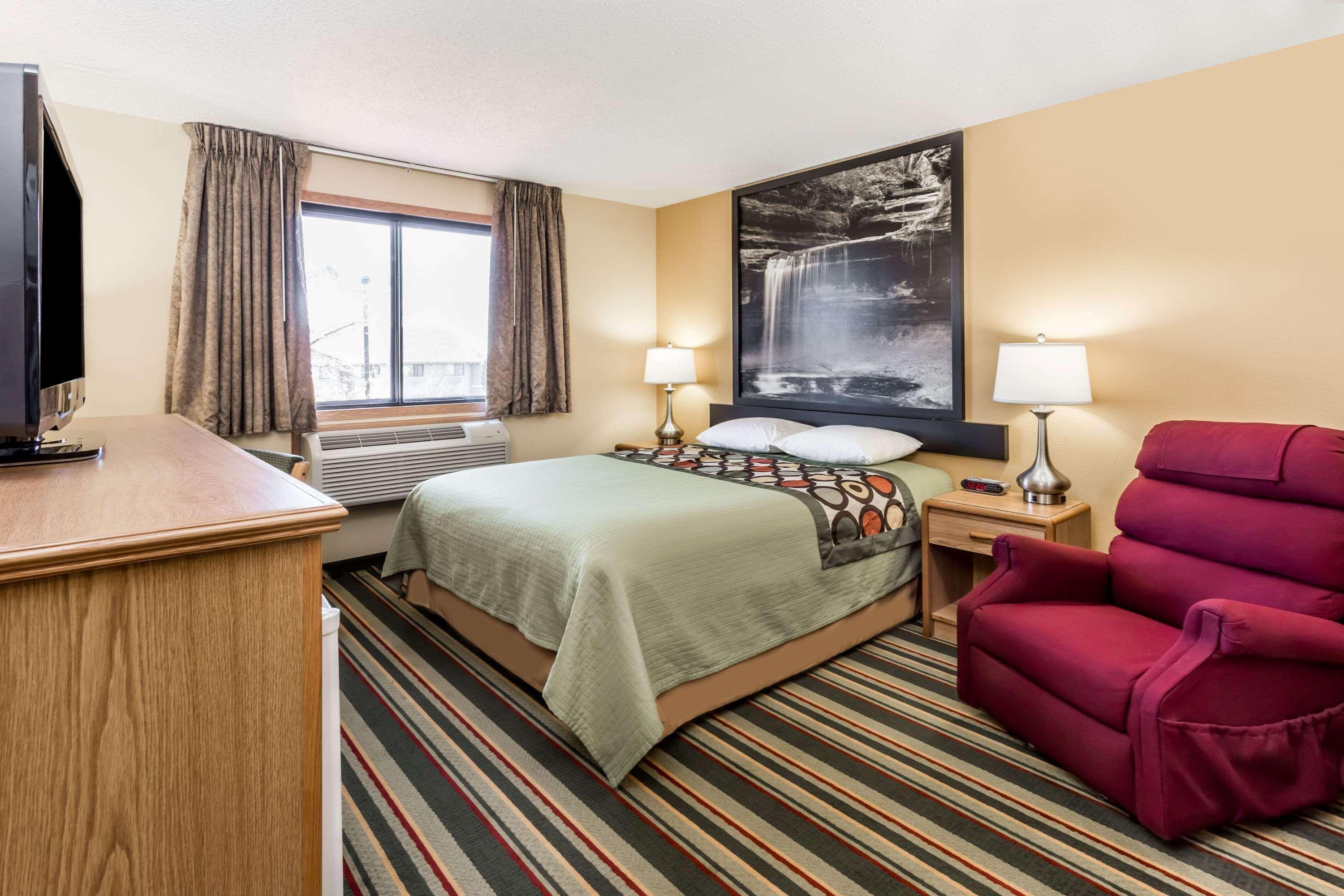 Super 8 By Wyndham Ottawa Starved Rock Hotell Exteriör bild