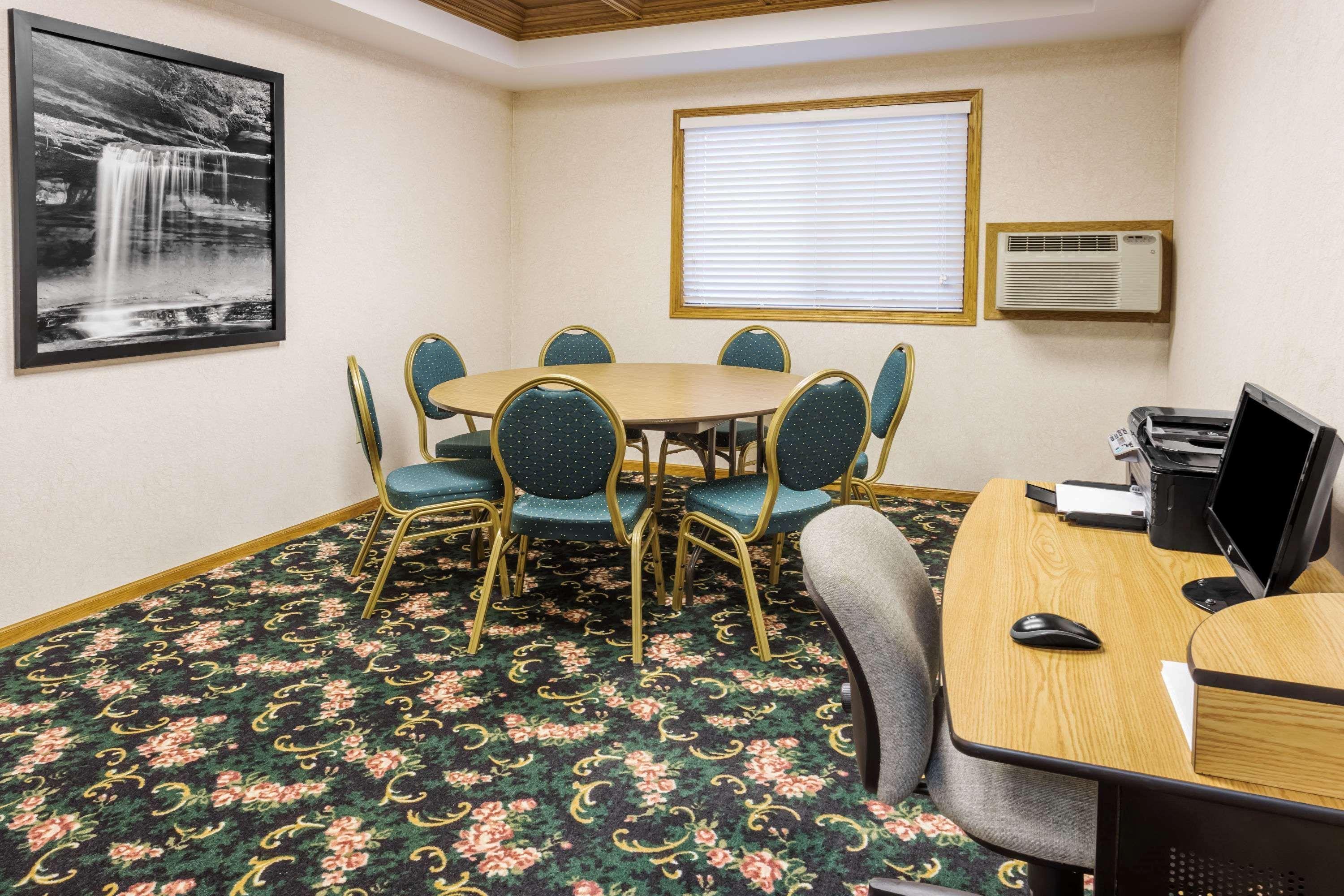 Super 8 By Wyndham Ottawa Starved Rock Hotell Exteriör bild