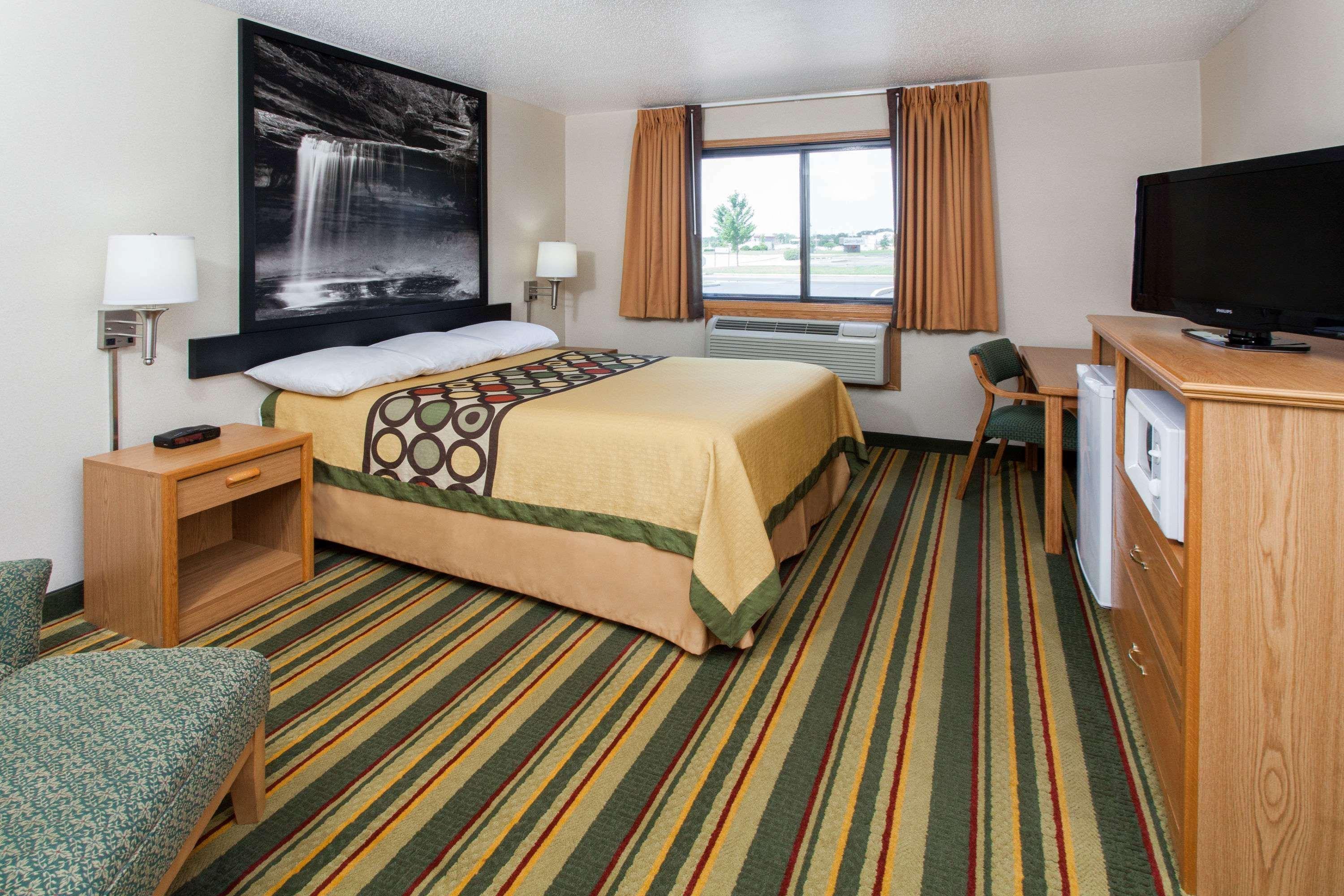 Super 8 By Wyndham Ottawa Starved Rock Hotell Exteriör bild