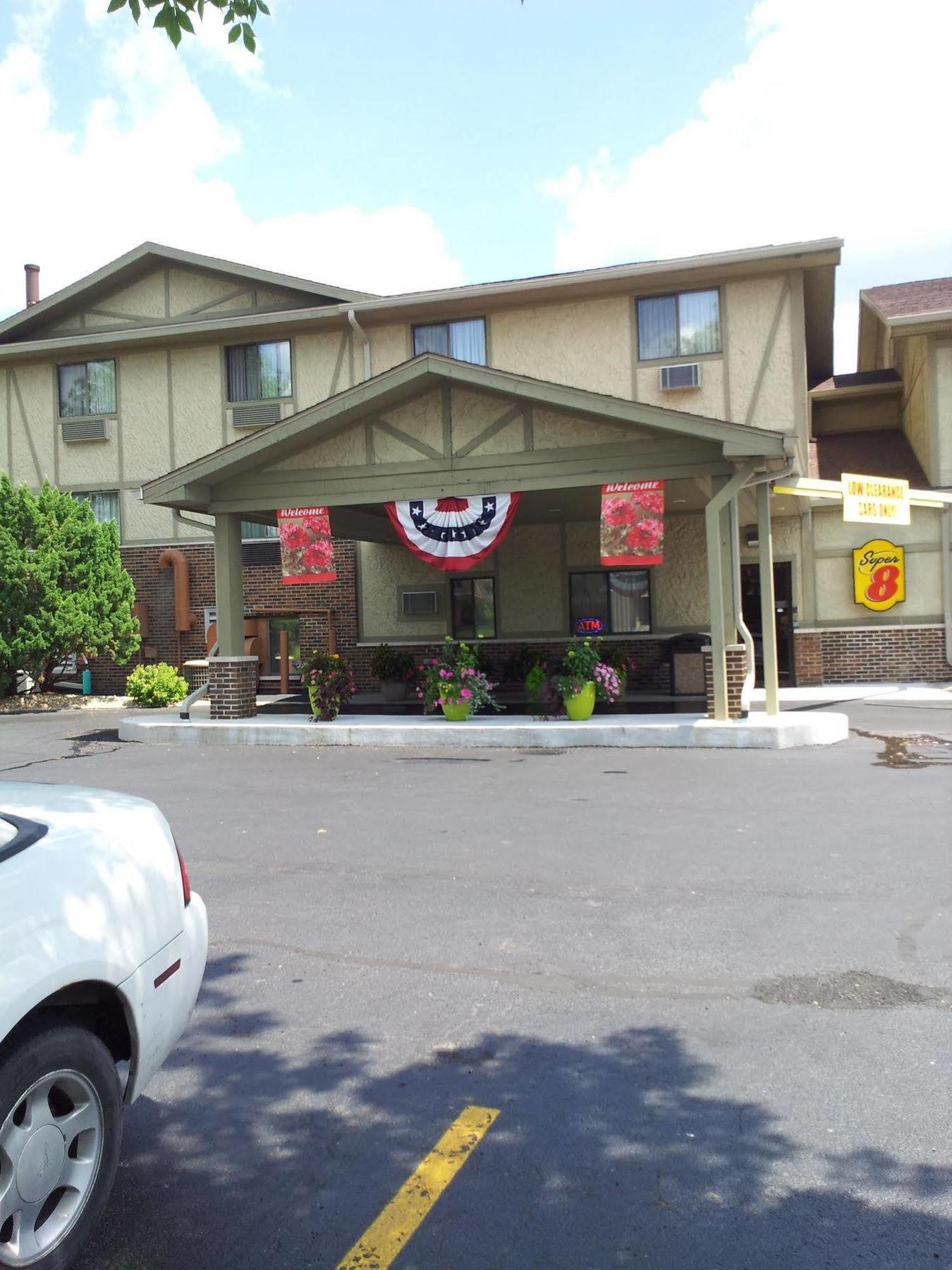 Super 8 By Wyndham Ottawa Starved Rock Hotell Exteriör bild