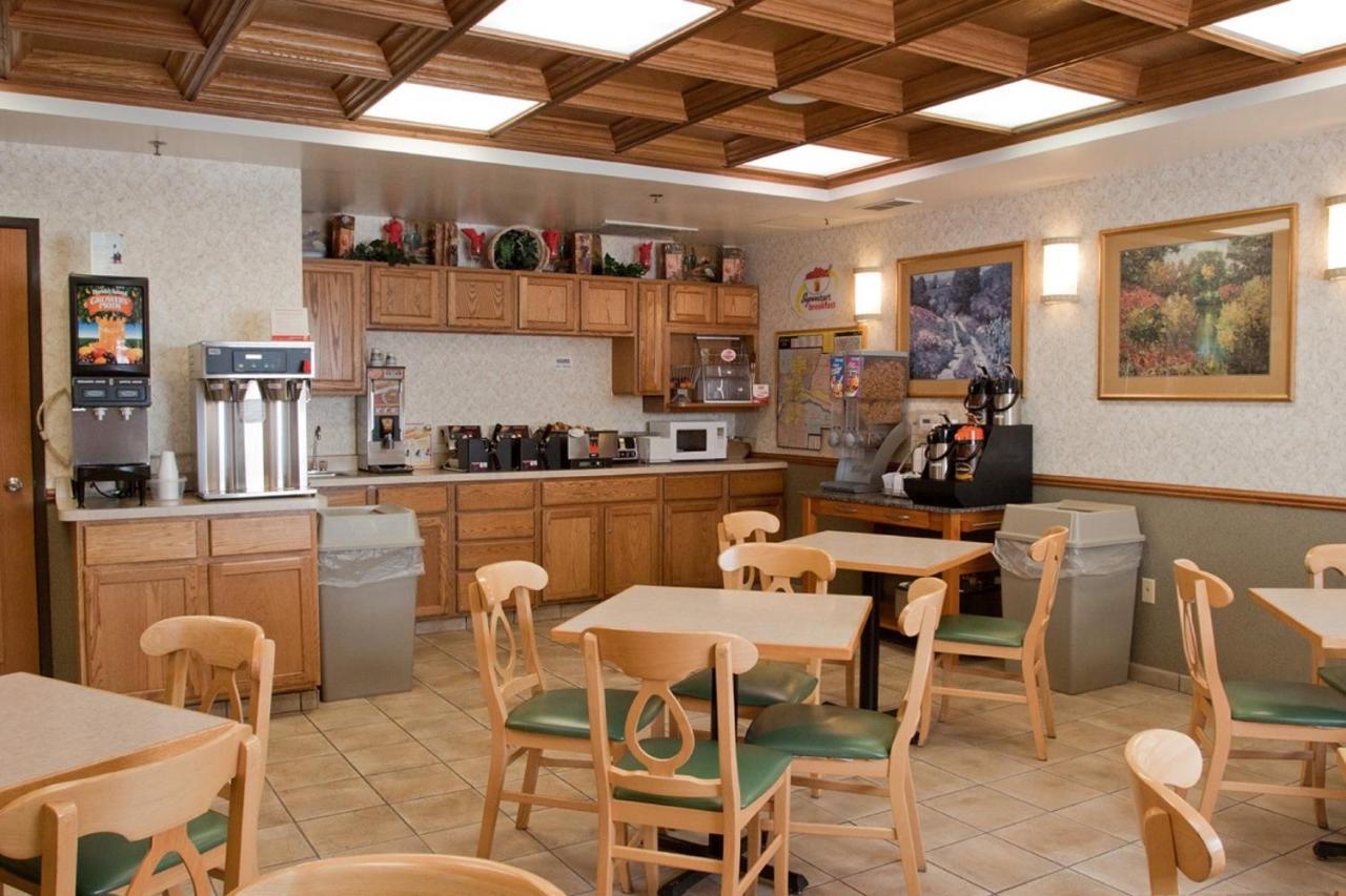 Super 8 By Wyndham Ottawa Starved Rock Hotell Exteriör bild
